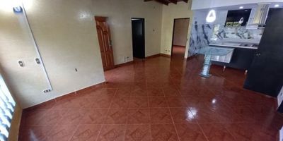 Bonito apartamento cuenta con 3 habitaciones 2 con closet, 2 baños, sala comedor, cocina integral con red de gas, aire acondicionado con valor de arriendo $2.500.000