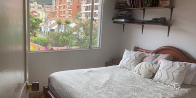 Apartamento Dúplex, con excelente iluminación natural, acogedor ambiente y vista privilegiada sobre los cerros. Cuatro alcobas, tres baños con tina, sala, comedor, Cocina, Zona de Lavandería, Estar de tv con chimenea, Estudio, Bodega, dos parqueaderos. Precio de oportunidad.