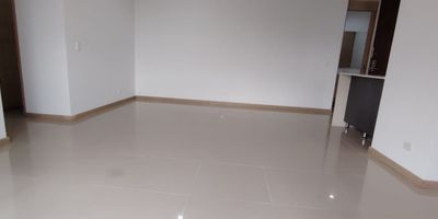 Cocina Integral, Red De Gas, Balcón, Cuarto Útil, Zona Ropas, Ascensor, Portería, Piscina, Salón Social, Zonas Verdes, Gimnasio, Alcobas 3, Baños 3, Closets 2, Vestier 1, Tipo De Piso Porcelanato, Portería 24_HORAS, Parqueadero Doble Lineal, kPlaca Polideportiva, Shut De Basuras, Calentador A Gas, Piso Número15
cd 39441