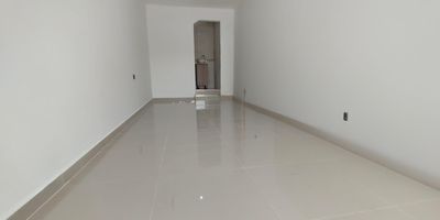 Impulsa tu negocio en La America! Local en arriendo de 20 m, versatil y lleno de potencial, perfecto para iniciar o expandir tu proyecto. Cuenta con un salon principal, bano y puerta tipo vidriera, ofreciendo la flexibilidad para adaptarlo segun tus necesidades o tipo de actividad. Su ubicacion estrategica te conecta con la Universidad Adventista, la Parroquia de la Divina Misericordia, locales comerciales y zonas residenciales, ademas de contar con excelente acceso al transporte publico y rutas integradas, garantizando movilidad agil para tus clientes y empleados. Un espacio ideal para que tu negocio destaque y crezca!
