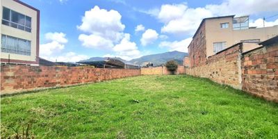 Código: 9613FR300  Venta de lote de 680 m² en Cajicá, en zona con alto desarrollo y excelente proyección. Ideal para constructores y desarrolladores que quieran invertir donde la demanda está creciendo. Uso de suelo residencial, comercial y dotacional. Perfecto para vivienda, servicios o comercio con gran potencial de valorización y retorno. Invierte en una ubicación estratégica de la Sabana Norte.

¡Agenda una visita y analiza el potencial por tí mismo... Este lote puede ser el punto de partida de tu próximo proyecto ganador en Cajicá!
