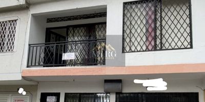 ATANASIO GIRARDOT.  Venta de Casa Externa Tri familiar, gradas internas, Contadores Separados . Primer piso: garaje, sala comedor, cocina integral, Patio ornamental, Patio de ropas, baño Social, baño principal, tres Alcobas, piso en retal de mármol. Segundo piso: Tres Alcobas, sala comedor, balcón, patio de ropas, cocina integral, estudio, baño social, baño de alcobas y baño principal. Piso  en porcelanato. Tercer piso: cuatro Alcobas, baño  social, baño principal, patio de ropas, cocina integral, sala comedor . Pisos en retal de mármol. Precio de venta $550'000.000  área 7 de frente por 23 de fondo informes  3103064869