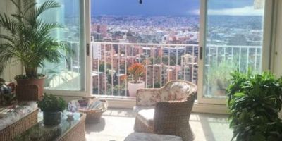 Esta propiedad en venta se encuentra ubicada en el piso 4 de un edificio en Chapinero, Bogotá D.C. Se encuentra en buen estado. Con un área total de 532.66 m² y una superficie cubierta de 484.06 m², cuenta con 4 habitaciones, 4 baños, 3 parqueaderos, 1 deposito, sala, comedor, hall de ascensor, hall principal, biblioteca, terraza cubierta, cocina integral con isla, closets, zona de lavandería, baño de servicio, balcón, ascensores y cuarto de servicio. Una propiedad amplia y bien distribuida, ideal para familias que buscan comodidad y espacio en una ubicación privilegiada de la ciudad. DCC-999 
