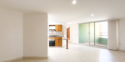 Te presentamos este hermoso apartamento en el sector de sabaneta en arriendo, ideal para tu familia y tu crecimiento. Con sus generosos 93 m² aproximados, la propiedad ofrece una distribución funcional que incluye 3 amplias alcobas y 2 baños. Pensando en tu comodidad y seguridad, el inmueble cuenta con ascensor y 1 parqueadero.