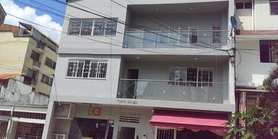 ARRIENDO HERMOSO APARTAMENTO PARA ESTRENAR EN EL BARRIO EL PRADO.
Ubicado en una excelente zona estrato 4 en la Calle 35 #35-45 de el Barrio El Prado.
Apartamento 202. Cuenta con un área de 65 mt2 distribuidos en 2 habitaciones ( la principal con baño privado ), 2 Baños, Sala-comedor amplia, Cocina integral y Zona de ropa.
El valor del arriendo es de $1.400.000
NO DEJES PASAR ESTA OPORTUNIDAD.