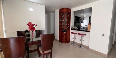 Detalles del inmueble – Apartamento en Cali
•	Ciudad: Cali, Valle del Cauca
•	Zona / barrio: La Hacienda
•	Área Construida: 100 m²
•	Piso: Segundo
•	Alcobas: 3
•	Cuarto de estudio: 1
•	Baños: 2
•	Parqueadero: 1 en sótano uno
•	Estrato: 5
•	Año construcción: 2013
•	Valor Administración 2025: $425.000
•	Valor Canon Arrendamiento 2025: $2.331.000
•	Valor Venta: $460 millones
Características internas
•	Amplias habitaciones, Balcón del largo de la sala comedor (8mts).  Balcón en el cuarto principal, Baño en habitación principal y Vestier, Baño auxiliar, Excelentes acabados
•	Cocina integral, Gas domiciliario, piso en cerámica, Zona de lavandería. Ventanas cuentan con angeo.
Características externas
•	Urbanización Cerrada, Área Social con piscina, Parqueadero visitantes, Gimnasio, Zona infantil, espejos de agua y cancha múltiple.  Zona muy tranquila y segura.
•	Portería / Recepción, 
•	Cerca de Centros comerciales del sur de la ciudad