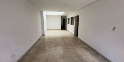 Arriendo casa primer piso en Belén san Bernardo, cerca a la carrera 76 y al éxito de Belén, tiene 90 metros de área en 3 alcobas con do closets, los acabados son sencillos.

Para comercio el valor es de 3.500.000

 


Asesor CARLOS ANDRES AGUDELO 3117233074

 

WASI 9613455

