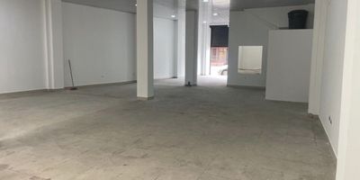 Local en arriendo en Madrid, Cundinamarca, ubicado en el central barrio Los Ángeles. Este espacio comercial de 181 m² es ideal para su negocio, cuenta con un baño y 1 parqueadero. El inmueble, para estrenar, ofrece doble altura y luz trifásica, características que lo hacen muy funcional. Su excelente ubicación garantiza visibilidad y facilidad de acceso. Disponible por un canon de $495,000. Conozca este local, contáctenos para más detalles vía WhatsApp o ver teléfonos.