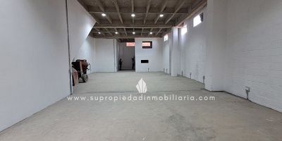 Bodega en arriendo en Boston.

Bodega en primer piso de 215 m², ideal para almacenamiento o actividades comerciales livianas. Cuenta con energía monofásica de 220 V, 2 baños, cocineta y pisos en cemento en excelente estado. Su ubicación estratégica en el sector de Boston la convierte en una oportunidad ideal para negocios que requieran cercanía al centro de la ciudad. Se encuentra a pocos minutos de la Placita de Flores, el Parque de Boston y el sector Centro, con acceso fácil por La Playa y Calle San Juan. Zona de alta mixtura con flujo constante de personas y comercios activos, perfecta para quienes buscan funcionalidad y buena conexión vial. Aprovecha esta oportunidad para posicionar tu negocio en una zona tradicional y dinámica del centro de Medellín. Contáctanos.
