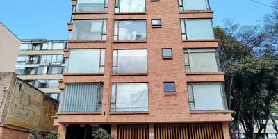 Arriendo Apartaestudio, en exclusivo sector al norte de la  ciudad, ubicacion privilegiada en zona residencial ideal para personas que buscan vivir en un lugar estrategico, tranquilo y bien conectado. Caracteristicas del inmueble: Apartaestudio comodo y funcional excelente iluminacion natural, espacios bien distribuidos, Ideal para una persona o pareja a pocos pasos de la autopista norte, vias principales como la carrera 15, carrera septima, centros comerciales cerca, universidades, clinicas, excelentes zonas verdes y parques cerca. 
Contactanos para agendar tu cita