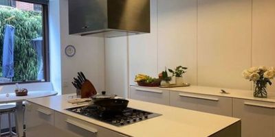 Súper area social con espectacular sala comedor y cocina abierta totalmente equipada e independizable, hall de entrada, ascensor privado, baño social, lavanderia independiente y cuarto y baño de servicio. Family room y tres alcobas con baño privado y la principal con vestier y espacio para estudio. Ademas, una divinidad de terraza de 90 metros cuadrados adornada con los jardines del edificio. Cuatro garajes independientes, deposito. Visitantes, gym, salón reuniones y terraza. Ultra diseño. DCP-135 
