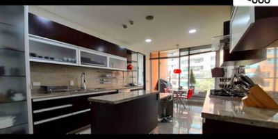 Este exclusivo apartamento en el barrio Los Rosales, ubicado en el edificio Pietramonte, destaca por su amplitud y elegancia. Con una superficie total de 300 m², cuenta con 3 habitaciones, 3 baños modernos y 1 baño de servicio. Además, dispone de 4 plazas de garaje. Construido en 2018, se encuentra en excelente estado de conservación. Su orientación este le brinda luz natural durante gran parte del día. Con una ubicación privilegiada en el piso 6, este apartamento ofrece una experiencia de lujo y exclusividad en uno de los sectores más valorados de Bogotá. Agenda tu visita y descubre todas las comodidades que este inmueble tiene para ofrecer. DCO-372 
