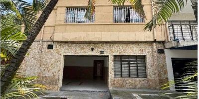 En venta casa lote de alta mixtura Laureles cerca de la glorieta de Don Quijote

210 m2 de placa huella excelente ubicación esquinera índice de construcción 2;5 ideal para constructores.