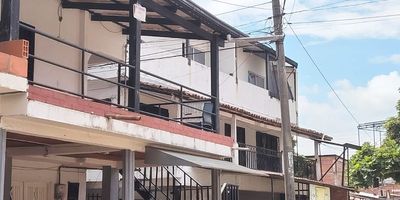 Se vende amplia y versátil casa en el **barrio El Dorado, Jamundí**, ideal para familias numerosas o como oportunidad de inversión. La propiedad cuenta con **tres niveles completamente independientes**, ofreciendo flexibilidad para vivienda o renta. Dispone de **siete habitaciones amplias**, **cinco baños** (uno auxiliar) y una **cocina integral sencilla**, funcional y bien distribuida. Además, cuenta con **parqueadero para carro y moto en el antejardín**, brindando comodidad y seguridad. Con un área total de **226 m²**, esta casa combina amplitud, independencia y ubicación estratégica. ¡Una excelente opción para quienes buscan espacio y proyección en Jamundí!
