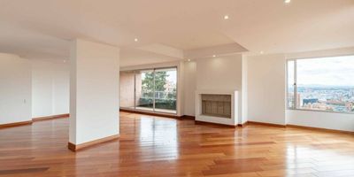 En una de las zonas mas exclusivas de Bogotá se encuentra este apartamento, que combina comodidad y funcionalidad. En el 7 piso ofrece espacio suficiente con sus tres habitaciones, ideal para familias que buscan un lugar céntrico sin sacrificar amplitud. El apartamento cuenta con un balcón, perfecto para apreciar la vista.

El apartamento Incluye también cuarto y baño de servicio, un depósito útil para mantener el orden. Dispone de tres parqueaderos, una ventaja en esta dinámica zona de la ciudad. 

Si buscas iniciar una nueva etapa en un lugar estratégico de Bogotá, este apartamento puede ser tu próximo hogar. No pierdas esta oportunidad, pide tu visita ya y descubre tu futuro espacio.