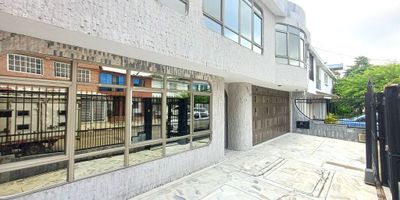 Enamórate de esta amplia y cómoda casa ubicada en una de las zonas más residenciales y tranquilas del barrio Vipasa, con excelentes vías de acceso, cercanía a parques, comercio y transporte.
La propiedad se destaca por sus espacios amplios, abiertos e iluminados, con excelente ventilación natural, lo que la convierte en una vivienda fresca y acogedora. Ideal para quienes buscan calidad de vida en un sector residencial consolidado y de alta valorización.
Su distribución diseñada para brindar confort y funcionalidad, ideales para familias numerosas o para quienes buscan espacios adicionales para estudio u oficina. garantizando comodidad y seguridad.
Perfecta oportunidad para invertir o vivir en un lugar estratégico del norte de Cali.