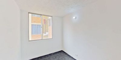 Apartamento en venta de 49 m² con vista interior, ubicado en un quinto piso (Torre 25, Apto 502), con acceso por escaleras y parqueadero comunal. Consta de 3 habitaciones, 2 baños, sala comedor, cocina integral y zona de lavandería. Tiene piso cerámico en todas sus áreas. El conjunto cuenta con salón comunal, parque infantil, zonas verdes y vigilancia privada las 24 horas. Ubicado cerca del centro comercial Ventura Terreros, almacenes de cadena como D1, Ara, Éxito y Olímpica, el colegio Institución Educativa Vida Nueva y la estación de Transmilenio León 13, con vías de acceso por la Calle 35 y la Carrera 21.NID 42962377352 
