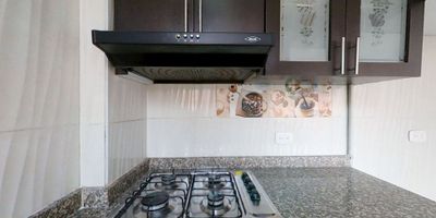 Apartamento en venta de 50 m2, con vista interior, ubicado en un 4to piso (Torre 7 Apto 404), acceso por escaleras, parqueadero comunal. Consta de 2 habitaciones, 2 baños, sala comedor, cocina integral y zona de lavandería. Tiene piso porcelanato en habitaciones, zona social y cerámico en baños y cocina. El conjunto cuenta con zonas verdes, zona para niños, salón comunal y vigilancia privada las 24 horas. Cerca a centros comerciales Miraflores; cerca a tiendas y supermercados de barrio; cerca a colegios Minuto de Dios Ciudad Verde; cerca a paraderos de transporte público; Vías de acceso por la Avenida Terreros y Carrera 30.NID 22823797688 
