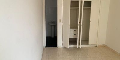 En el corazón de Chapinero, una de las zonas más vibrantes y tradicionales de Bogotá, se encuentra este acogedor apartamento de 52 m², ideal para quienes disfrutan vivir en el centro del movimiento de la ciudad. Su ubicación es privilegiada, rodeada de comercios, cafés, universidades y una amplia oferta cultural y gastronómica. El apartamento, de espacios bien distribuidos, ofrece una excelente iluminación natural que resalta su ambiente cálido y agradable. Es un lugar perfecto para una persona que busca comodidad, practicidad y conexión con todo lo que ofrece la vida urbana. En muy buen estado, combina funcionalidad con una atmósfera tranquila, brindando un refugio moderno en medio de la energía característica de Chapinero.