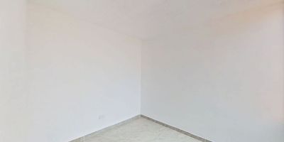 Apartamento en venta de 45M², con vista exterior, ubicado en un 6to piso (Torre 11 Apto 602), acceso por escaleras. Consta de 2 habitaciones, 1 baño, sala comedor, cocina integral y zona de lavandería. Tiene piso cerámico en todas sus zonas. El conjunto cuenta con zonas verdes, zona para niños, salón social, parqueadero comunal y vigilancia privada las 24 horas. Cerca a centro comercial Parque Campestre; cerca a almacenes de cadena como Ara, D1 y Surtimáx; cerca a colegio IED General Santander y Rafael Núñez; cerca a universidad Cundinamarca y Uniminuto; cerca a estación de Transmilenio San Mateo; Vías de acceso por la Carrera 7B. NID 39043451007 
