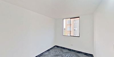 Apartamento en venta de 40m2, con vista interior, ubicado en un 5to piso (Torre 6 Apto 504), acceso por escaleras, parqueadero comunal. Consta de 2 habitaciones, 1 baño, sala comedor, cocina integral y zona de lavandería. Tiene piso cerámico en todas sus zonas. El conjunto cuenta con salón comunal, zonas verdes, parque infantil y vigilancia privada las 24 horas. Cerca a centro comercial MiraFlores; cerca a tiendas y supermercados de barrio; cerca a colegio Minuto de Dios Ciudad Verde; cerca a universidad UNAD - Ciudad Verde; cerca a paraderos de transporte publico e intermunicipal; Vías de acceso por la Carrera 38 y Calle 33. NID 37640567211 
