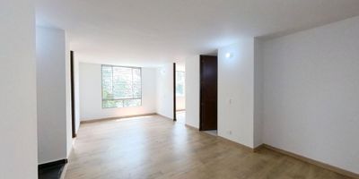 Apartamento en venta de 41 m2, con vista exterior, ubicado en un 1er piso (Torre 5 Apto 103), acceso por ascensor. Consta de 2 habitaciones, 1 baño, sala comedor, cocina integral y zona de lavandería. Tiene piso cerámico en todas sus zonas. El conjunto cuenta con zonas verdes, salón social y vigilancia privada las 24 horas. Cerca a centro comercial Tintal Plaza; cerca a almacenes de cadena Tienda Ara, Éxito, Tienda D1; cerca a Colegio Liceo El Castillo; cerca a paraderos SITP ; Vías de acceso por la Carrera 81D Bis y Calle 7D. NID 39878251105 
