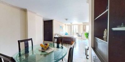 Apartamento en venta de 115 m2, con vista exterior, ubicado en un 5to piso (Apto 501), acceso por ascensor, parqueadero propio cubierto (4). Consta de 3 habitaciones, 2 baños, sala comedor, cocina integral, cuarto de servicio con baño y zona de lavandería. Tiene piso en granito en habitaciones, cocina y zona social y cerámico en baños. El Edificio cuenta con vigilancia privada las 24 horas. Cerca a centro comercial chipichape; cerca a almacenes de cadena como D1; cerca a colegio Normal superior; cerca a universidad camacho; cerca a paraderos del Mio; Vías de acceso por la avenida 5.
 h_property_nid_ref:  45974593670
 h_property_uuid_detail:  dbb41fc3-1349-40a9-97e9-82bae77649ec
 ubicacion: Cali,Versalles
 Inmueble ofertado por nuestro aliado HABI.