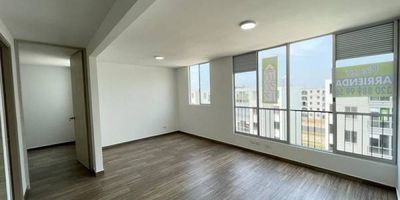 Apartamento en venta de 50m², con vista interior, ubicado en un 5.º piso (Torre 31 Apto 502), con acceso por escaleras. Cuenta con 2 habitaciones, 1 baño, sala comedor, cocina integral y zona de lavandería. Tiene piso cerámico en todas sus áreas, lo que facilita su mantenimiento. El conjunto ofrece espacios ideales para disfrutar en familia, como piscina, salón social, parque infantil, amplias zonas verdes y vigilancia privada las 24 horas. Su ubicación es estratégica, cerca del centro comercial Único, almacenes de cadena como D1 y Ara, el colegio Gabriel García Márquez y la Universidad del Valle sede Yumbo. Además, cuenta con cómodas vías de acceso por la Calle 10.
 h_property_nid_ref:  47325659474
 h_property_uuid_detail:  c0a0808b-5812-4b16-9050-756632309bd1
 ubicacion: Yumbo,Ciudad Guabinas
 Inmueble ofertado por nuestro aliado HABI.