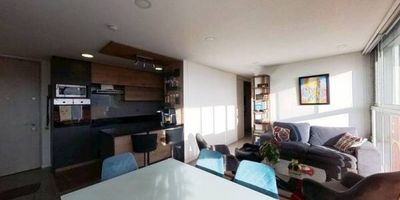 Apartamento en venta de 78 m², con vista exterior, ubicado en un piso 15 (Torre 1, Apto 1502). Cuenta con parqueadero propio cubierto (21) y depósito (41), con acceso por ascensor. Su distribución ofrece 3 habitaciones, estudio, 2 baños, sala comedor, cocina integral y zona de lavandería. Tiene piso laminado en la zona social, habitaciones y cocina, y piso cerámico en los baños, brindando confort y fácil mantenimiento. El edificio ofrece una gran variedad de espacios para disfrutar en familia, como teatrino, salón comunal, zona infantil, gimnasio, zona BBQ, salón de juegos, zonas húmedas y sala de reuniones, además de vigilancia privada las 24 horas. Su ubicación es ideal, cerca del centro comercial Mall Plaza, la Plaza de Mercado Paloquemao y almacenes de cadena como Tiendas Ara y D1. También se encuentra cerca del Colegio de Nuestra Señora de la Presentación - Centro, la estación de Transmilenio Guatoque Veraguas y con cómodas vías de acceso por la Calle 6 y la Carrera 27.
 h_property_nid_ref:  22919167882
 h_property_uuid_detail:  f689dcb1-a4d8-4699-8506-1d1fe5492c26
 ubicacion: Bogotá,Ricaurte
 Inmueble ofertado por nuestro aliado HABI.