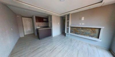 Apartamento en venta de 63m2, con vista interior, ubicado en un 10mo piso (Torre 5 Apto 1005), acceso por ascensor. Consta de 3 habitaciones, 2 baños, sala comedor, cocina integral y zona de lavandería. Tiene piso cerámico en todas sus zonas. El conjunto cuenta con zona de niños, zonas verdes, piscina, gimnasio, salón de juegos, salón comunal, parqueadero comunal y vigilancia privada las 24 horas. Cerca a centros  comerciales Casablanca y centro comercial Madrid; cerca a almacenes de cadena como Surtimax, D1 y Ara; cerca a Colegio Finlandés Juan Pablo II y Colegio Gabriel Echavarría; cerca a universidades como Politécnico Grancolombiano y Uniminuto; Vías de acceso por la Carrera 23 y Calle 6 sur.
 h_property_nid_ref:  37894641983
 h_property_uuid_detail:  a101aa07-eb49-400f-839f-f88b2229556c
 ubicacion: Madrid,La Prosperidad
 Inmueble ofertado por nuestro aliado HABI.