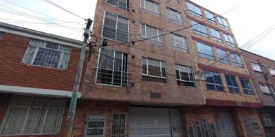Inmueble con las siguientes dependencias: sala, comedor, cocina, 3 habitaciones, principal con baño privado, baño social, zona de lavado, estudio, garaje en servidumbre y deposito. Vetustez 6 años.