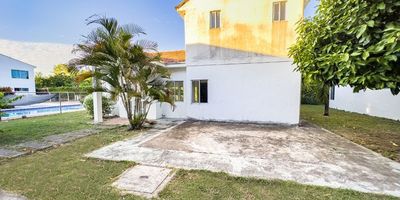 Sala, Comedor, Cocina, 3 Baños Privados, Baño Social, 3 Habitaciones, Zona verde privada,  2 Terrazas, Garaje, Deposito