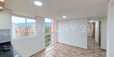 VIDA EN ALTURA EN SABANETA: ESTRENE VISTAS DESDE EL PISO 22
Bienvenido al estilo de vida que se merece, en una de las unidades más completas y apetecidas del Barrio María Auxiliadora en Sabaneta. Le presentamos un apartamento de 51 m² perfectamente distribuidos, con tres habitaciones y dos baños, ubicado en el exclusivo piso 22 que garantiza vistas panorámicas inolvidables y una tranquilidad insuperable.
LA RESPUESTA INTELIGENTE A LAS OBJECIONES DE HOY:
1.	Parqueadero Común: Una Preocupación Menos, Un Ahorro Asegurado.
Olvídese del alto costo y los gastos de administración de un parqueadero privado. En esta unidad, usted cuenta con un amplio parqueadero común para propietarios y visitantes. Esto significa: menos inversión inicial, menor cuota de administración y la misma comodidad al llegar a su hogar. Su enfoque debe estar en su nuevo apartamento de lujo y las 24 horas de vigilancia, no en metros cuadrados de cemento que solo generan costo.
2.	Sin Balcón: Más Espacio Útil, Más Seguridad.
¿Por qué sacrificar metros interiores por un balcón que se usa poco? Este diseño maximiza sus 51 m² para ofrecerle un espacio habitable completamente funcional, sin desperdicio de área y con ventanería de piso a techo que le permite disfrutar de la vista del piso 22 con total seguridad y confort climático. Gana amplitud en sala y habitaciones, eliminando preocupaciones por mascotas o niños en el exterior.
LAS AMENIDADES LO TIENEN TODO:
Disfrute de una unidad cerrada con piscina climatizada, gimnasio dotado, zonas verdes, salón social y espacios para sus hijos, todo esto con la seguridad que solo le ofrece un edificio moderno en el corazón de Sabaneta.
Piso 22, Vistas 360°, Inversión Inteligente. ¡Agende su visita y véalo usted mismo!