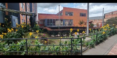 Apartamento en venta de 47 m², con vista exterior, ubicado en un piso 12 (Torre 3, Apto 1203), con acceso por ascensor. Dispone de 2 habitaciones, 1 baño, sala comedor, cocina integral y zona de lavandería. Cuenta con piso laminado en la zona social y habitaciones, y cerámica en baños y cocina, ofreciendo confort y fácil mantenimiento. El conjunto brinda espacios pensados para el bienestar, con zonas verdes, salón social y vigilancia privada las 24 horas. Se encuentra cerca del centro comercial Tintal Plaza; de almacenes de cadena como Tienda Ara, Éxito y D1; de instituciones educativas como el Liceo El Castillo, la Universidad Kennedy y la Corporación Universitaria San Mateo. Además, cuenta con fácil acceso a paraderos del SITP y vías principales como la Carrera 81D Bis y la Calle 7D.NID 10649395286 
