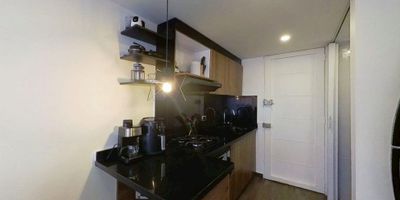 Apartamento en venta de 45 m², con vista interior, ubicado en un 3er piso (Torre 3 Apto 323), con acceso por ascensor. Cuenta con 2 habitaciones, 1 baño, sala comedor, cocina integral y zona de lavandería. Tiene piso laminado en habitaciones, cocina y zona social, y cerámico en los baños. El conjunto ofrece un ambiente tranquilo y seguro, con vigilancia privada las 24 horas. Su ubicación es ideal, cerca del centro comercial Tintal Plaza, del Éxito Tintal, de colegios como el Gimnasio Moderno San Francisco y el Gabriel Betancourt, así como de la Universidad Agustiniana. Además, cuenta con cercanía a paraderos del SITP y vías de acceso por la Avenida Tintal y la Avenida Ciudad de Cali. NID 45981966961 
