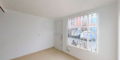 Apartamento en venta de 72 m², con vista interior, ubicado en la Casa 113, con parqueadero comunal. Dispone de 4 habitaciones, 2 baños, estudio, sala comedor, cocina integral y zona de lavandería, con piso cerámico en todas sus áreas que aporta frescura y fácil mantenimiento. El conjunto ofrece un ambiente seguro y familiar con salón social, parqueadero comunal y vigilancia privada las 24 horas. Su excelente ubicación lo conecta con todo lo que necesitas: cerca al centro comercial Ciudad Tintal, a almacenes de cadena como Metro, D1 y Ara, a colegios como Gimnasio Moderno San Francisco y Codema, a universidades como Uniagustiniana y Antonio Nariño, además de contar con cercanía a estaciones de Transmilenio como Banderas y Marsella, y vías de acceso por la Calle 8a y la Carrera 88D, lo que convierte este espacio en una gran oportunidad para tu nuevo hogar. NID 35541865239
