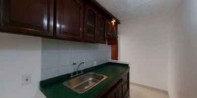 Apartamento en venta de 42M², con vista interior, ubicado en un 1er piso (Torre 31 Apto 104), acceso por escaleras, parqueadero comunal. Consta de 2 habitaciones, 1 baño, sala comedor, cocina y zona de lavandería. Tiene piso cerámico en todas sus zonas. El conjunto cuenta con salón comunal, parque infantil, zonas verdes, cancha múltiple y vigilancia privada las 24 horas. Cerca a centro comercial Tintal Plaza; cerca a almacenes de cadena Surtimax, Tienda Ara, Tienda D1, Éxito; cerca a colegio Gimnasio Moderno San Francisco; cerca a paraderos del SITP; Vías de acceso por la Carrera 90 y Calle 6 Bis A. NID 42260832829 
