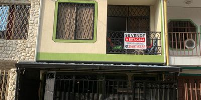 Hermosa Casa Remodelada de Tres Niveles – Excelente Ubicación y Amplios Espacios

Se vende amplia y moderna casa construida sobre un lote de 5 metros de frente por 15 metros de fondo, completamente remodelada, con pisos en cerámica, fachada recién pintada y un diseño funcional que ofrece comodidad, independencia y excelentes posibilidades de inversión.
Valor: $430.000.000 negociables. Se puede permutar por una de mayor valor en la zona sur de Cali.



Primer Piso

* Antejardín y garaje con capacidad para dos vehículos (uno grande y uno pequeño).
* Sala comedor amplia e iluminada.
* Dos habitaciones con closet empotrado.
* Cocina integral moderna.
* Patio y zona de ropas.
* Baño social.
* Espacio adicional con instalaciones hidráulicas listas para un segundo baño (actualmente usado como bodega).


Segundo Piso

* Sala comedor independiente.
* Cocina integral con mesón en mármol italiano.
* Dos habitaciones con closet.
* Baño social.
* Balcón exterior.
* Zona de ropas