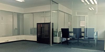 En el corazón de la zona comercial, se encuentra esta elegante oficina de 87 metros cuadrados con una vista exterior que inspira productividad. Con un diseño inteligente y moderno, cuenta con aire acondicionado, cocineta, baño compartido y de servicio. El edificio ofrece comodidades como ascensor, alarma, circuito cerrado de TV y vigilancia privada las 24 horas. Además, dispone de auditorio, restaurantes y oficina de negocios para facilitar tus reuniones. Ubicada en una vía secundaria con transporte público cercano, esta oficina es ideal para tu negocio. ¡No dejes pasar esta oportunidad única!