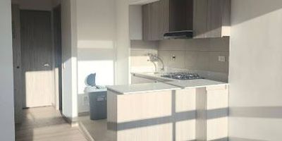 BEMSA arrienda apartamento en Rionegro cerca al centro comercial san Nicolás, segundo piso, cuenta con 1 alcoba amplia, con baño privado y Vestier, baño social, balcón, estudio, un parqueadero privado cubierto, zona de ropas, cuarto útil, portería 24 horas, excelentes acabados, facilidad de transporte, ubicación estratégica cerca de centro comercial, supermercados, hospitales, iglesia, colegios,