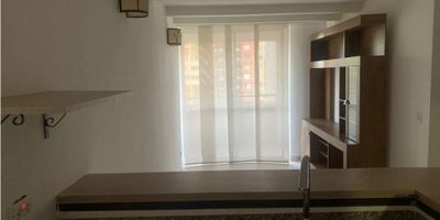 Se vende apartamento en unidad Plaza Navarra sector Navarra Bello. de 3 alcobas ,2 baños , piso ceramica, sala- comedor, cocina integral, zona de ropas, balcon, excelente vista , parqueadero cubierto.

La unidad cuenta con zonas verdes, piscinas, Gimnasio, salon social, canchas polideportivas , turco,juegos infantiles, BBQQ, zona de mascotas.

Cerca a la autopista norte, estacion niquia, centro comercial Puerta del Norte.