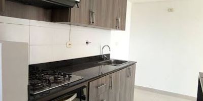 BEMSA Propiedad Raíz arrienda apartamento en Rionegro cercano al centro comercial san Nicolás, piso 14 , cuenta con tres alcobas, con 2 baños completos y Vestier, balcón, un parqueadero privado cubierto, zona de ropas, cuarto útil, portería 24 horas - lobby, gimnasio, jacuzzi, turco, sauna, excelentes acabados, facilidad de transporte, ubicación estratégica cerca de centro comercial, supermercados, hospitales, iglesia, colegios