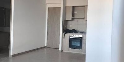 BEMSA arrienda apartamento en Rionegro cerca al centro comercial san Nicolás, piso sexto, cuenta con dos alcobas una de estas con baño privado y Vestier, baño social, balcón, un parqueadero privado cubierto, zona de ropas, cuarto útil, portería 24 horas, excelentes acabados, facilidad de transporte, ubicación estratégica cerca de centro comercial, supermercados, hospitales, iglesia, colegios,