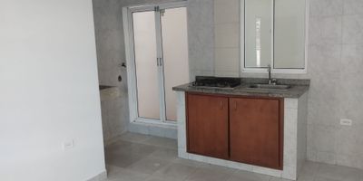 Apartaestudio en primer piso, estrato 3, 40 metros, sala comedor, 1 alcoba con closet, 1 baño, pisos en ceramica, patio, zona de labores y cocina integral.