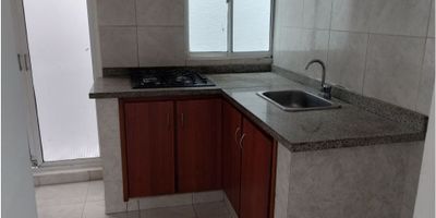 Apartamento en segundo piso, estrato 3, 55 metros, sala comedor, 2 alcobas con closet, 1 baño, pisos en cerámica, zona de labores y cocina integral.