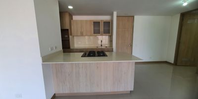 Apartamento con excelente ubicación, iluminado, unidad completa con amplias zonas comunes.