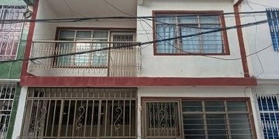 Vendo casa en el barrio Vallado al Oriente de Cali, cerca a la estacion de policia del vallado,  colegios, supermercado y acceso a transporte publico.
2 pisos Unifamiliar 
Vehicular 
Area 68 mts 
Consta: primer piso: garaje, sala, comedor, cocina, 1 baño y Patio.
Segundo piso: balcon, 3 habitaciones  y baño.

Valor de venta: 180. millones negociables.
Solo pago de contado / no creditos / no bancos