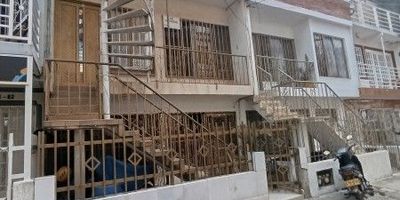 Vendo Casa en el Barrio Ciudad Cordoba Sur Oriente de Cali
3 pisos ( Apartamentos) 
Area lote: 75 mts area construida: 200 mts 
Calle peatonal 

Consta: primer piso: sala, comedor, cocina semi integral, 1 baño, 3 habitaciones y patio.
Segundo piso: sala, comedor, cocina semi integral, 2 baño, 3 habitaciones y zona de oficio 
Tercer piso: sala, comedor, cocina, 3 habitaciones, 2 baños y zona de oficio.

Valor de venta: 365 millones negociables