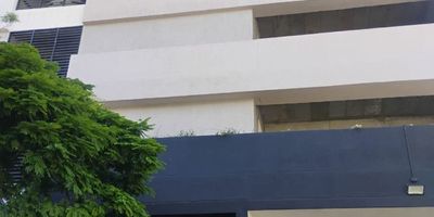 Se alquila hermoso apartamento en el piso 20 con ascensor, ubicado en el conjunto residencial Tribeca, barrio la Selva con excelente ubicación y acabados modernos. Consta de sala comedor, mueble de madera con soporte para TV, cortinas de velos, balcón con vista interna, baño auxiliar, habitación auxiliar con clóset en madera, habitación principal con vestier amplio y baño privado. El conjunto ofrece espectaculares zonas comunes como piscina en el décimo piso con vista panorámica, 2 jacuzzis, salón social, juegos para niños, gimnasio al aire libre y parqueadero comunitario. Ideal para quienes buscan comodidad, tranquilidad y una excelente calidad de vida. VALOR DEL CANON: $2.200.000 con administración incluida. Si se realiza el contrato a tres años el valor del canon queda en $2.000.000. Para más información comuníquese al PBX (602) 5532727 o al 315 5019033