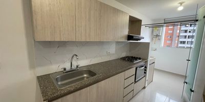Apartamento en arriendo en Itagüí, Antioquia, situado en el sector Vereda El Porvenir. Este inmueble de 60 m², ubicado en el piso 8, cuenta con 2 habitaciones, 2 baños, parqueadero y cuarto útil. El edificio ofrece servicios de vigilancia y gimnasio, tiene una antigüedad de 2 años y es de estrato 3. Por un canon de $2.550.000, esta propiedad representa una buena alternativa en una ubicación destacada de Itagüí. Para más detalles o para coordinar una visita, por favor, revise las opciones de contacto disponibles.